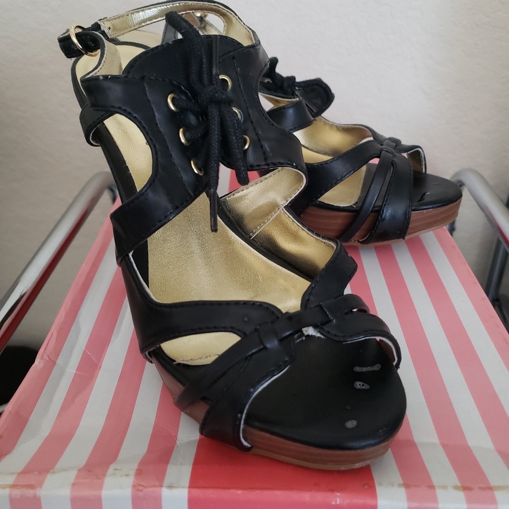 Front tie string open toe heel